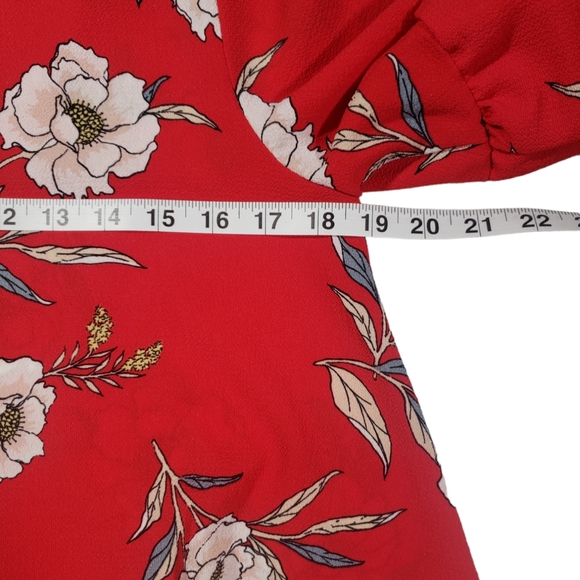 Urban Romantics Red Floral Bell Sleeve Top Blouse Size Small - Picture 8 of 9